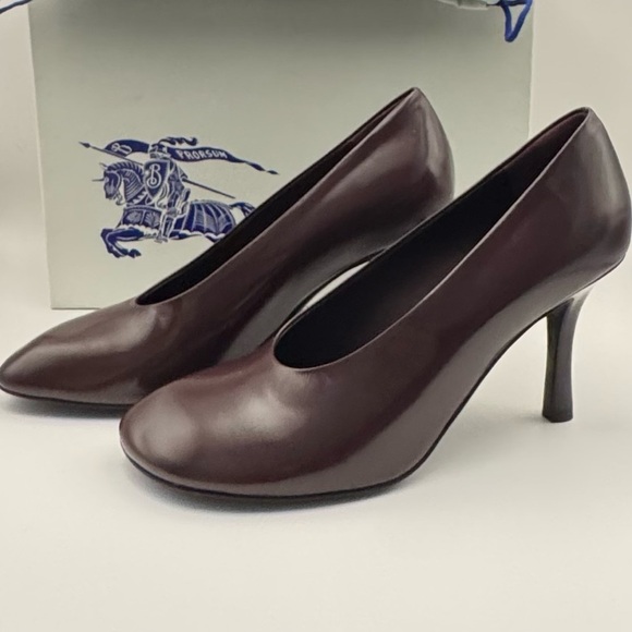Burberry Glossy Leather Baby Pumps
Color- Poison
Womens size EU 38.5 - Picture 9 of 11